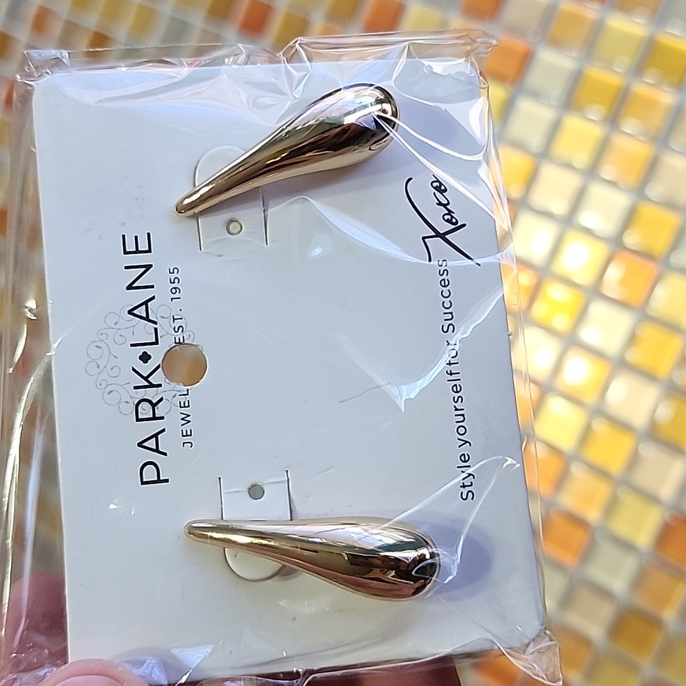 NIB! "Park Lane" Monaco Earrings 💛